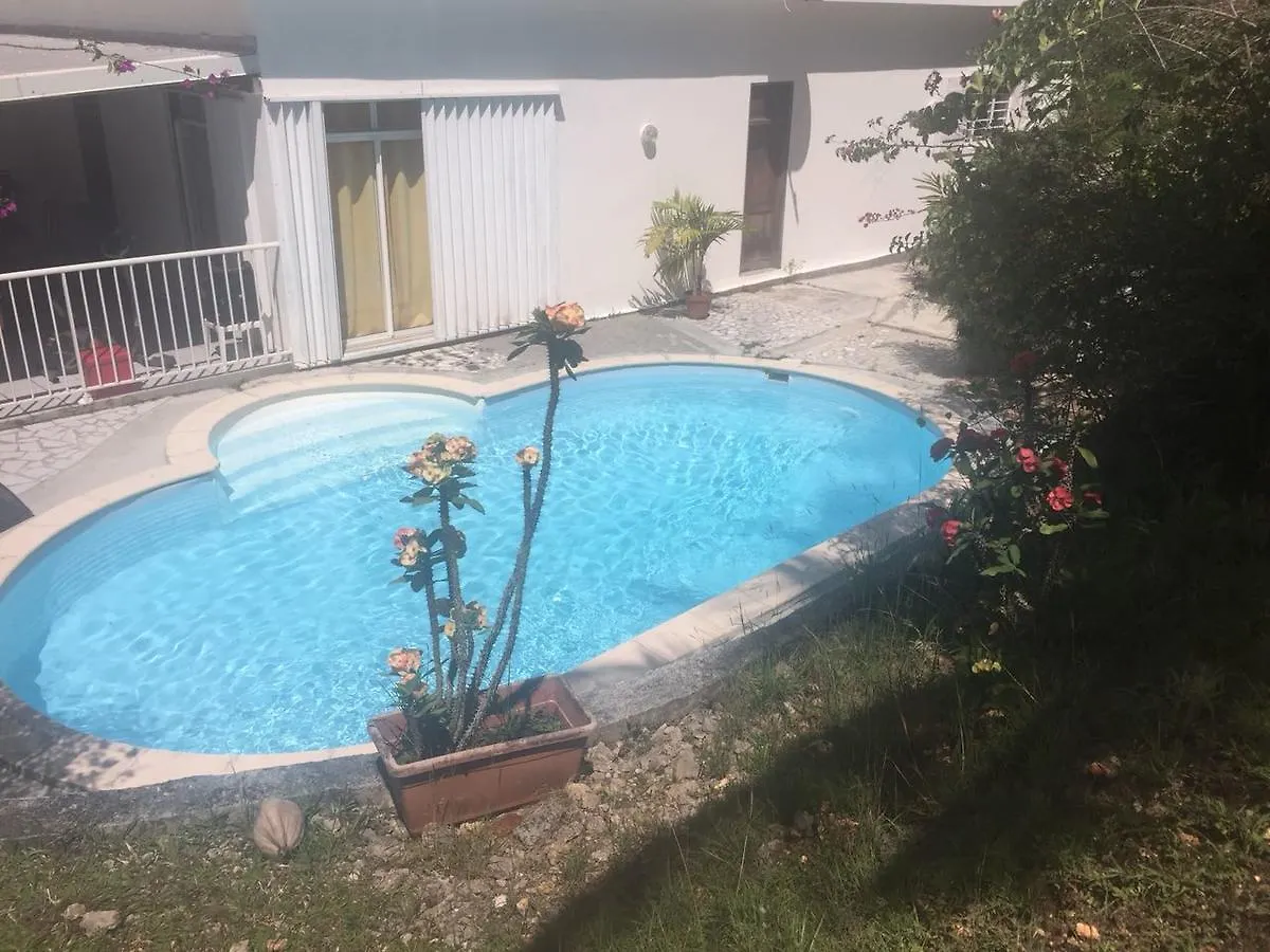 Hotel Location Bas De Maison Sainte-Anne